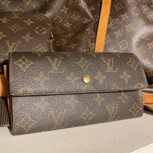 REPOSH ✨ Louis Vuitton Monogram Sarah Long Wallet
